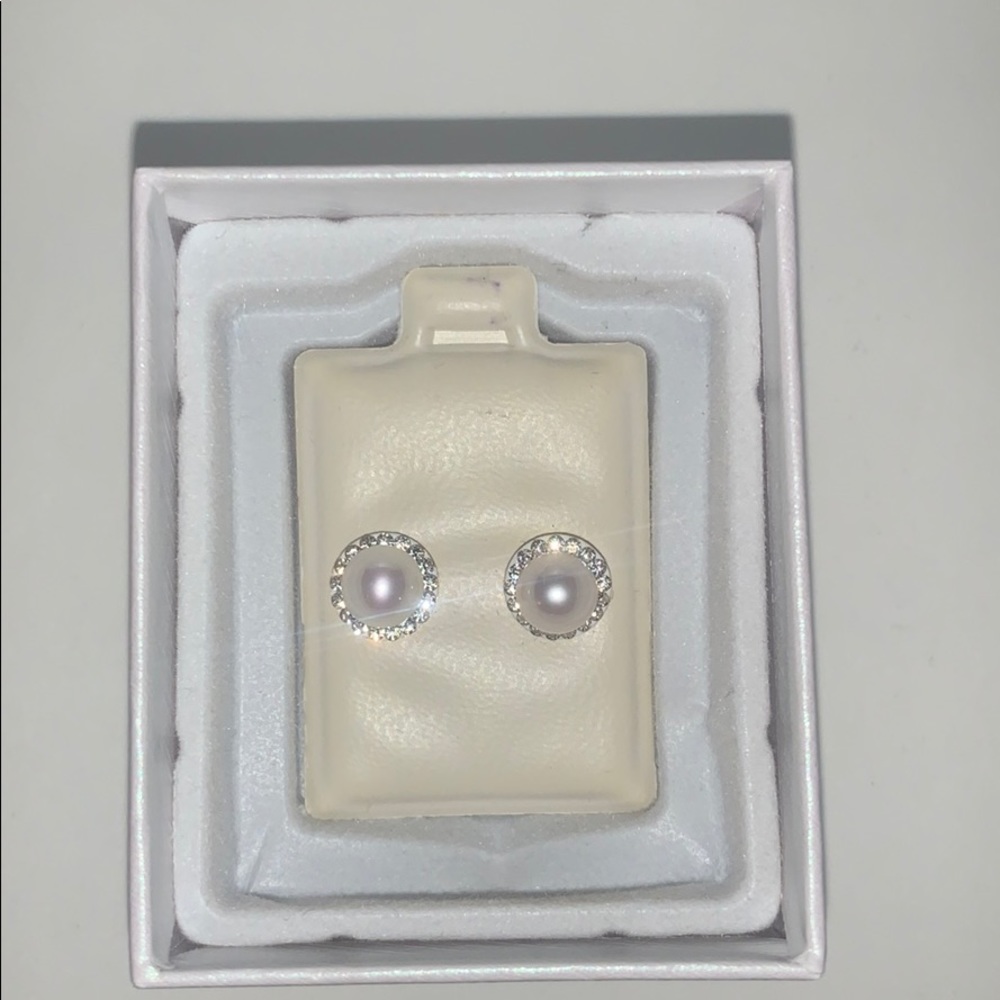 Piercing Pagoda pearl stud earrings